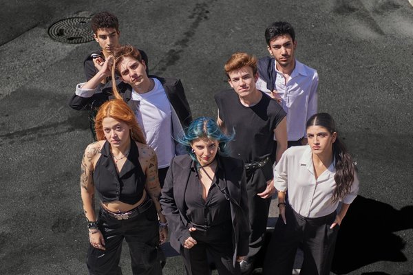 Quels conseils pour intégrer des écharpes en soie dans des tenues de soirée?